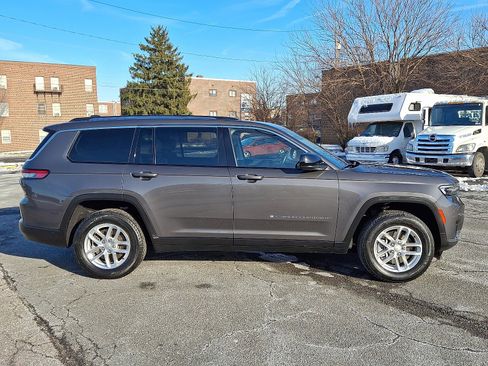 Used 2023 Jeep Grand Cherokee L Laredo image 7
