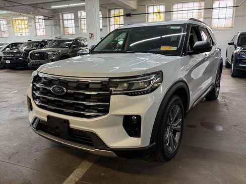 Certified 2025 Ford Explorer Active w/ Active Comfort Package AWD/4WD image 3