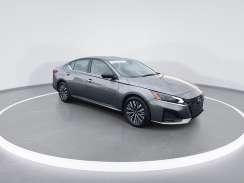 Used 2024 Nissan Altima 2.5 SV image 2