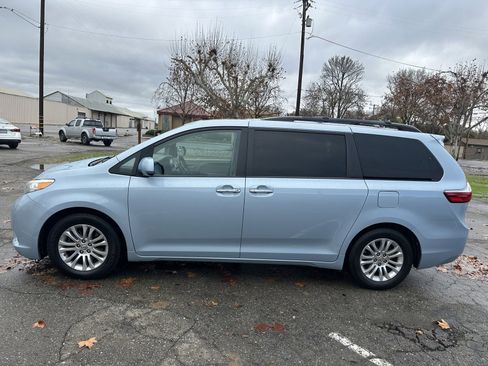 Used 2015 Toyota Sienna image 4