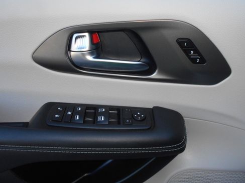 Used 2024 Chrysler Pacifica Touring-L FWD image 13