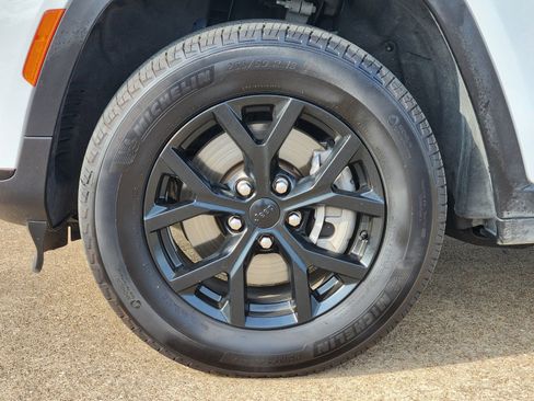 Used 2024 Jeep Grand Cherokee L Altitude image 20