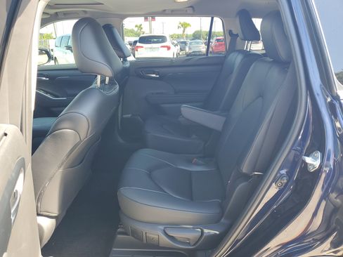 Used 2025 Toyota Highlander XLE FWD image 15
