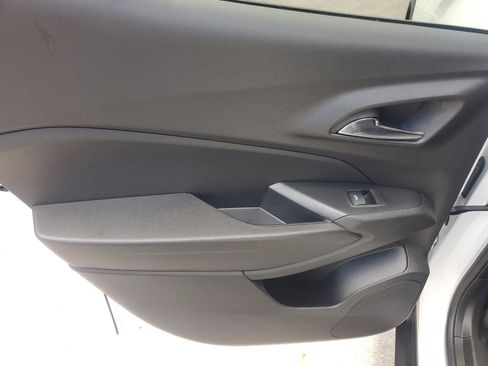 Used 2025 Chevrolet Trax LT FWD image 13
