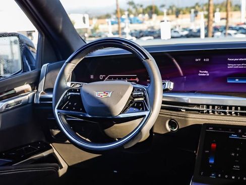 Used 2025 Cadillac Escalade Premium Luxury image 16