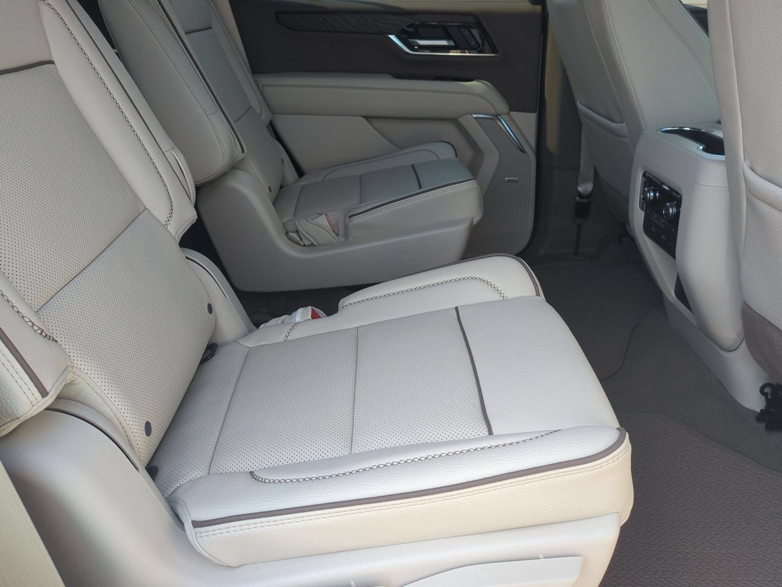 New 2026 GMC Yukon Denali w/ Denali Reserve Package AWD/4WD image 31