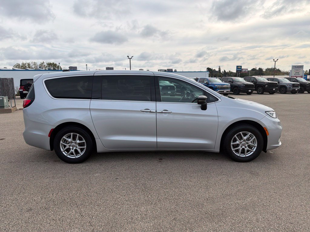 Used 2024 Chrysler Pacifica Touring-L FWD image 4