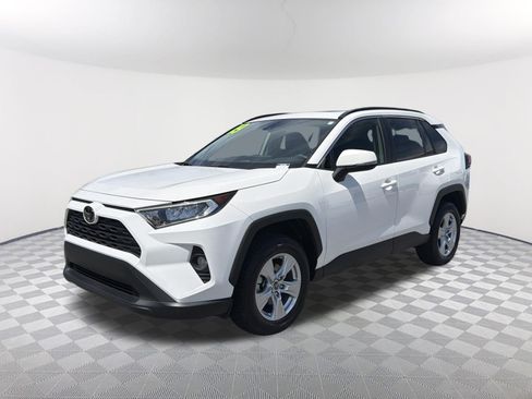 Used 2019 Toyota RAV4 XLE w/ Convenience Package FWD image 3