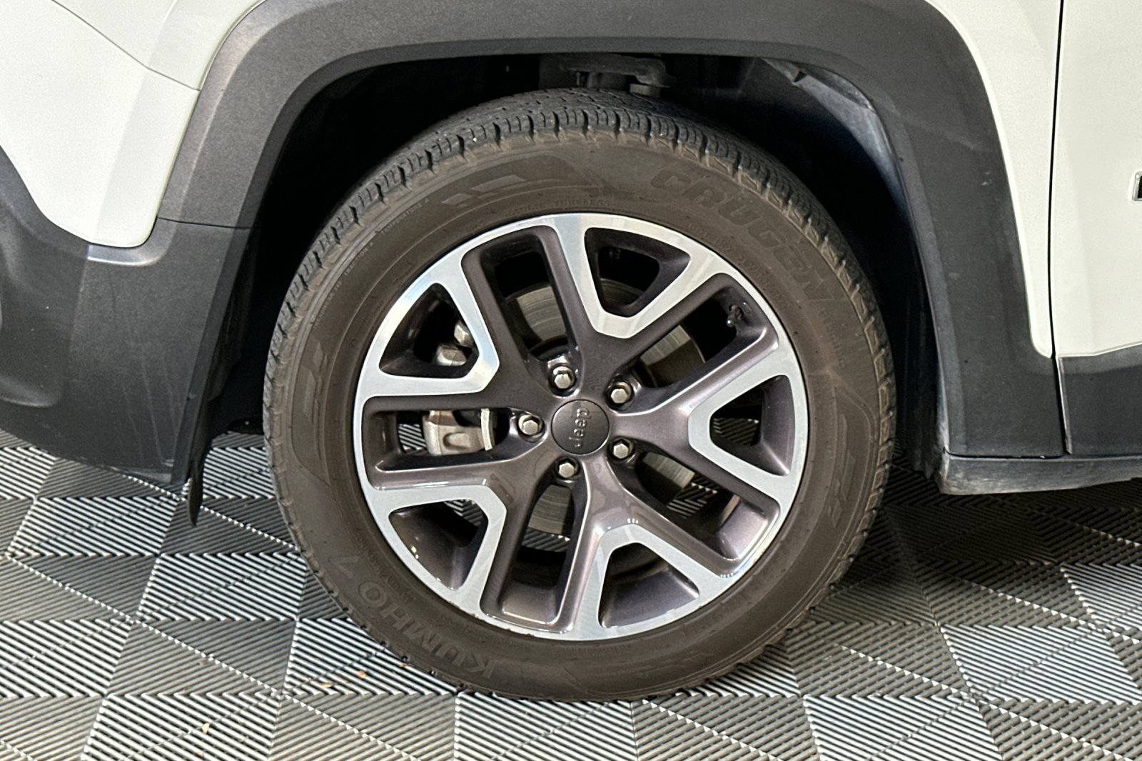 Used 2018 Jeep Renegade Latitude FWD image 42
