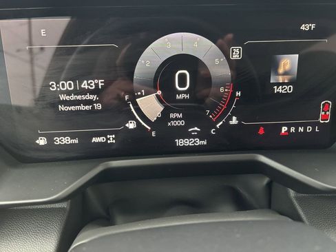 Used 2025 GMC Acadia Elevation image 24