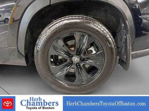 Used 2024 Toyota Highlander XLE AWD/4WD image 19