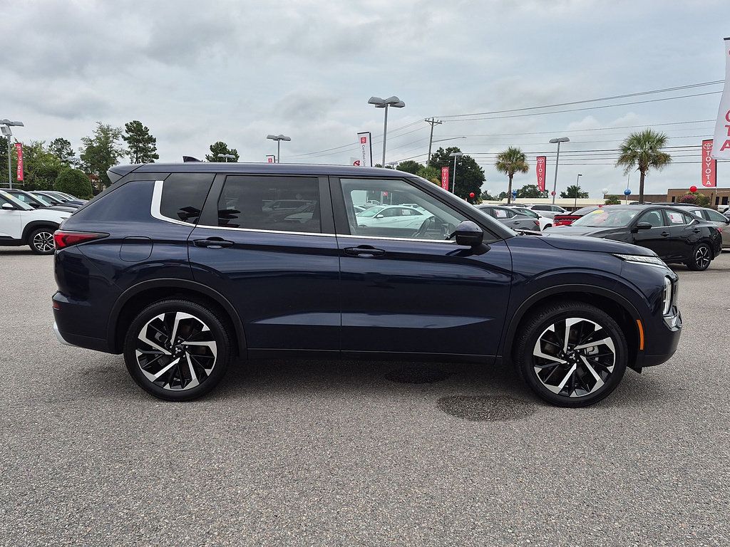 Used 2024 Mitsubishi Outlander SE AWD/4WD image 3