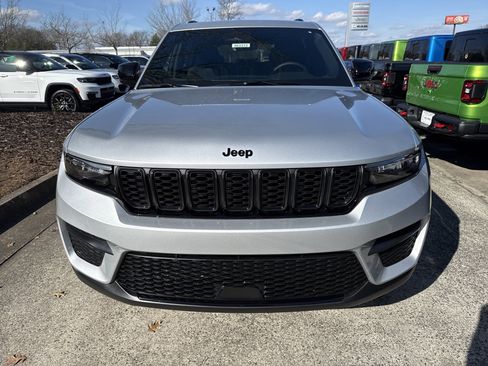 New 2025 Jeep Grand Cherokee Altitude image 2
