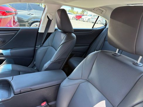 Used 2025 Lexus ES 300h w/ Premium Package FWD image 8
