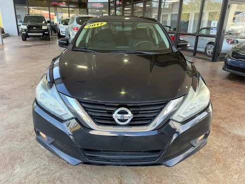 Used 2017 Nissan Altima 2.5 SV w/ Convenience Package image 2