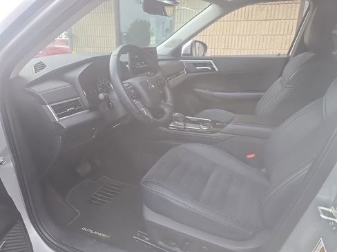 Used 2025 Mitsubishi Outlander SE AWD/4WD image 7