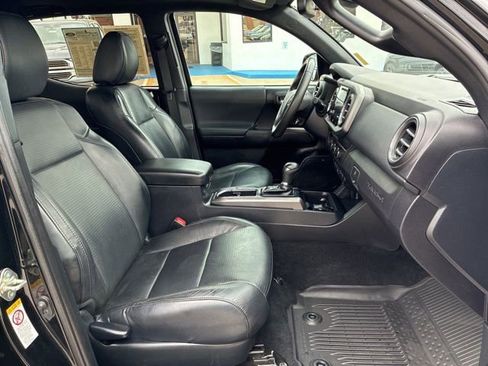 Used 2019 Toyota Tacoma TRD Sport image 29