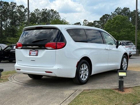 Used 2023 Chrysler Voyager LX FWD image 7