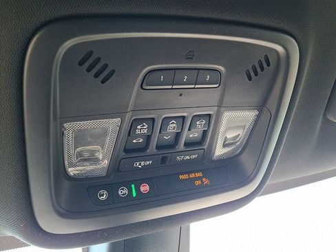 Used 2023 Chevrolet Traverse RS AWD/4WD image 27
