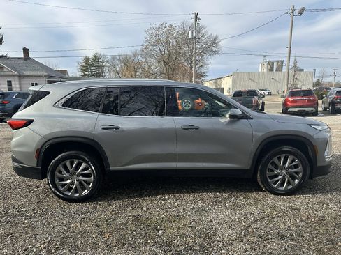 Used 2025 Buick Enclave Preferred image 7