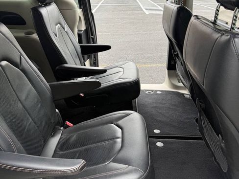 Used 2019 Chrysler Pacifica Touring-L FWD image 11