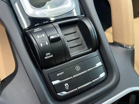 Used 2016 Porsche Cayenne AWD/4WD image 31