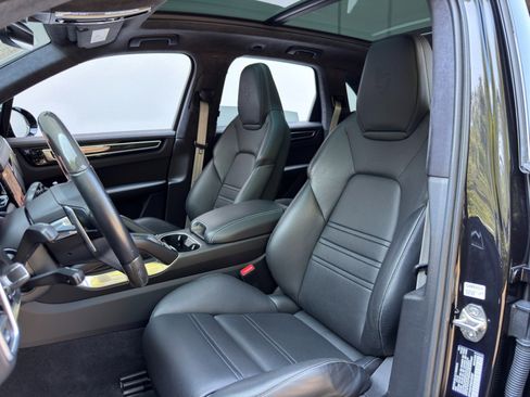 Used 2021 Porsche Cayenne Turbo S image 44