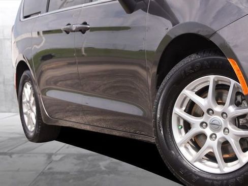 Used 2023 Chrysler Voyager LX FWD image 3