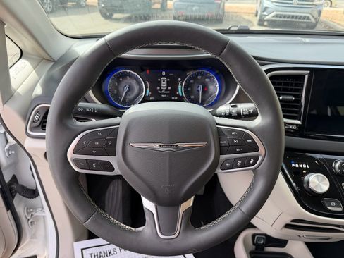 Used 2023 Chrysler Pacifica Touring-L image 19