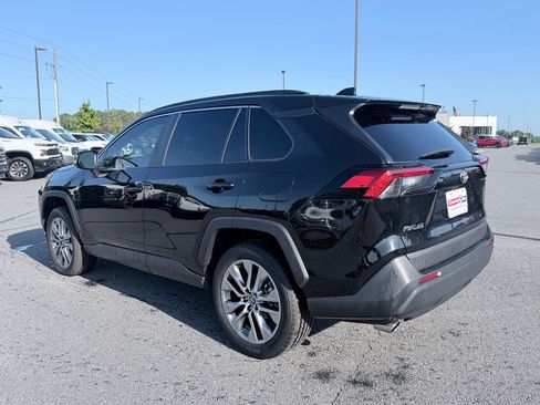 Used 2023 Toyota RAV4 XLE Premium AWD/4WD image 7