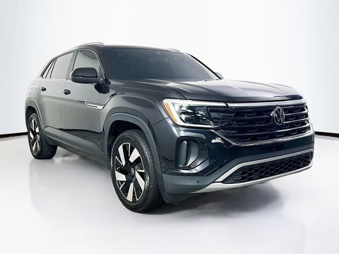 Used 2024 Volkswagen Atlas Cross Sport SE w/ Panoramic Sunroof Package FWD image 2