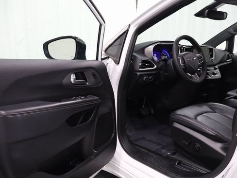 Used 2025 Chrysler Pacifica Select FWD image 11