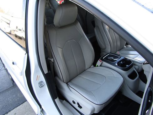 Used 2017 Chrysler Pacifica Limited FWD image 35