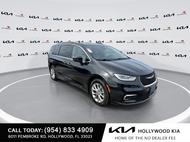 Used 2021 Chrysler Pacifica Touring-L FWD image 2