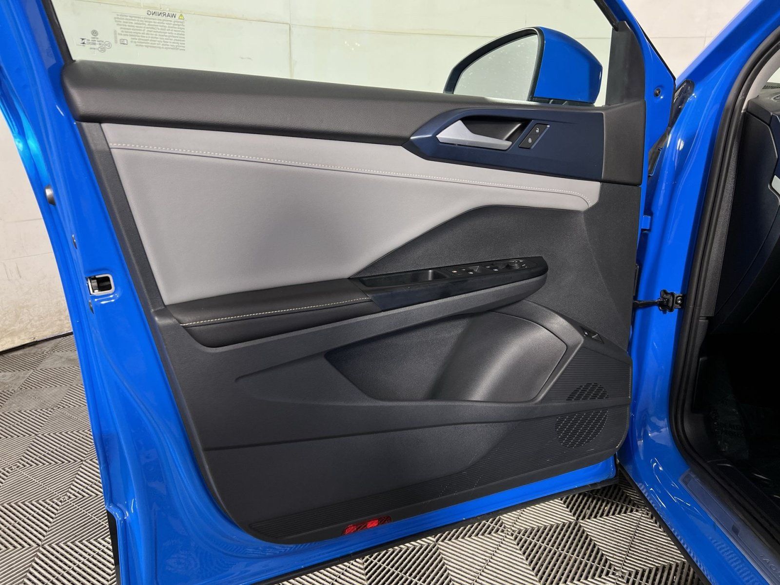 Used 2024 Volkswagen Taos SE w/ Panoramic Sunroof Package FWD image 14