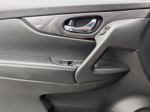 Used 2020 Nissan Rogue SV image 26