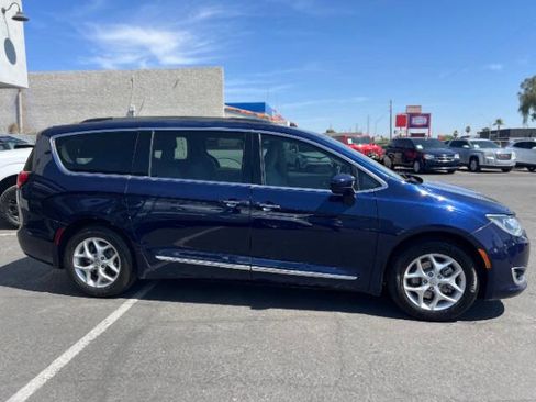 Used 2017 Chrysler Pacifica Touring-L w/ Tire & Wheel Group image 2