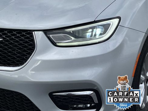 Used 2023 Chrysler Pacifica Touring-L image 10