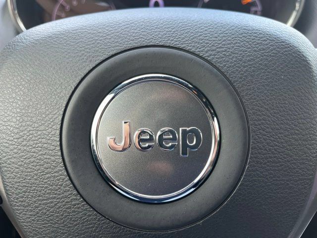 Used 2021 Jeep Grand Cherokee Laredo w/ Security & Convenience Group AWD/4WD image 28