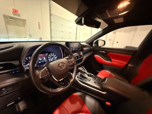 Used 2021 Toyota Highlander XSE FWD image 18