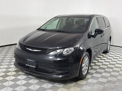 Used 2022 Chrysler Voyager LX FWD image 10