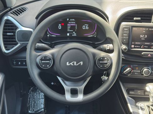 Used 2025 Kia Soul LX w/ LX Technology Package FWD image 25