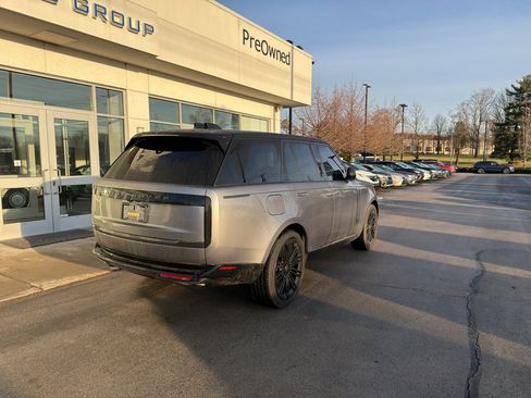 Used 2024 Land Rover Range Rover SE image 3