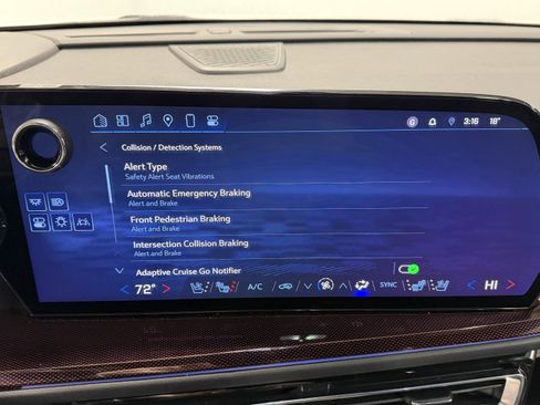 Used 2024 Chevrolet Traverse RS image 11