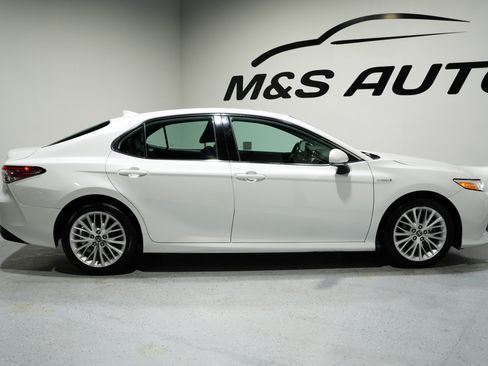 Used 2020 Toyota Camry XLE image 6