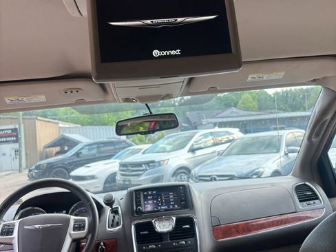 Used 2016 Chrysler Town & Country Touring FWD image 26