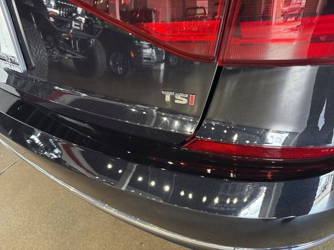 Used 2018 Volkswagen Passat 2.0T R-Line image 18