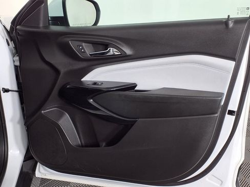 Used 2025 Chevrolet Trax LT w/ LT Convenience Package FWD image 8