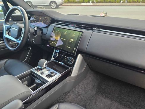 Used 2023 Land Rover Range Rover SE image 12