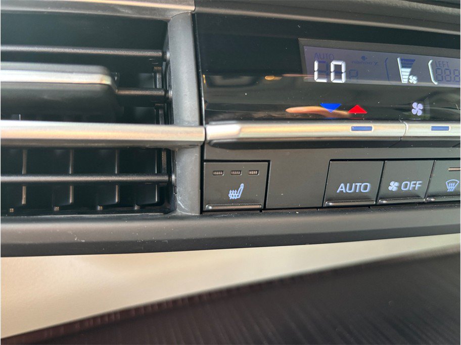 Used 2023 Toyota Sienna XLE FWD image 31
